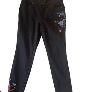 Earl Women”s Black Floral Embroidered Skinny Ankle Jeans. Size 8